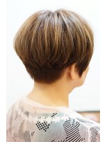 シャイニーソルン 明るいめの白髪ぼかしとマッシュショートボブ