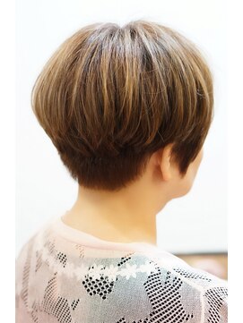 シャイニーソルン 明るいめの白髪ぼかしとマッシュショートボブ