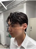 大人の抜け感を演出する、今トレンドのフェザーパーマ