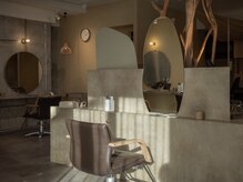 明るく開放感のある店内。広々とした空間になっております