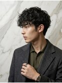 大人男子のスペインカール風パーマ×刈り上げマッシュ
