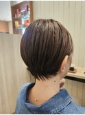 丸みとくびれで魅せる、大人の美シルエットショート。