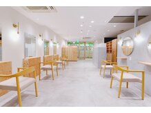 広々とした店内！落ち着いた空間をモチーフにしています。白、栗色基調とした内観で清潔感ある店内です。