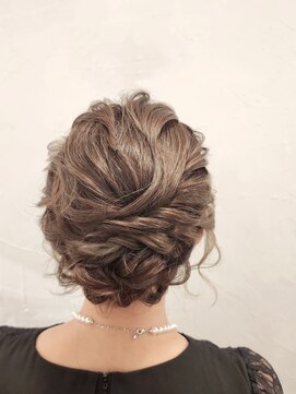 エフェ(effet) 丸いシルエットのアップスタイル