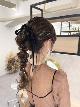 シー(thee) ポニーテールアレンジ