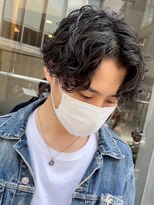 ウニカ デ メン(UN1CA de MEN) センターパートツイストスパイラルパーマツイストパーマ刈り上げ