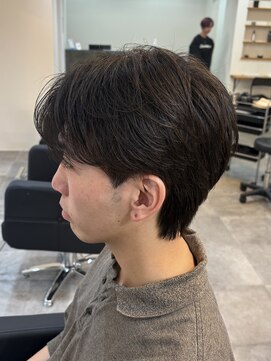 ヒュイル バイ ニアウ(Hwyl by Niau) MEN’S HAIR/ニュアンスパーマ/センターパート/伊勢崎市
