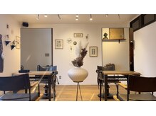 シム(SYMME)の雰囲気（光と素材が織りなす洗練空間）