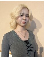 スイ チトセ(suiii chitose)&nbsp;ホワイトブロンド×ラフウェーブボブ【千歳美容室】
