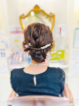 美容室 ティンカーベル シニヨンヘア