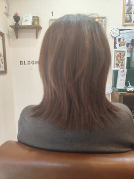 ヘアプラスアイズブルーム(hair+eyes bloom) ミディアムウルフ