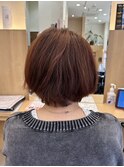コロンとした丸みが可愛い、短めのボブスタイル 