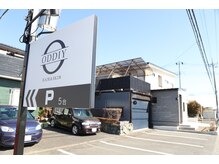 オッディーヘアー アンド スキン(ODDIY HAIR&SKIN)の雰囲気(駐車場5台:店舗隣(親の理容室側)共同駐車場をご利用ください)
