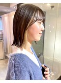 自然に揺れるショートボブの小顔盛りヘアレイヤー顔まわりカット