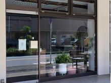 オグシ(OGUSHI)の雰囲気(シェードがあるので外からは見えにくくなっております。)