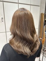 ヴァネッサ(VANESSA)&nbsp;ワンカラーで作る明るめナチュラルベージュ×韓国風くびれ巻き