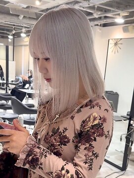 フリーク(FLEEK) シルバーグレージュストレート