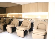 TRANS SALON 吉祥寺　白髪染め/白髪ぼかし/AI頭皮診断の雰囲気（フルフラットシャンプー台で首の負担０）