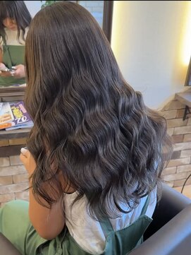 ゼウス(Zeus.) 海外ヘアーハッシュカットレイヤーカット