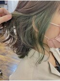 深めくすみグリーンのインナーカラーで大人の推し活ヘア