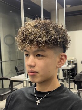 イーラ(era) スペインカール 刈り上げ眉カットツイストスパイラルパーマ