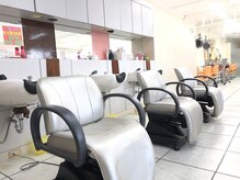ビューティーサロンフレンド 泡瀬店の雰囲気（白くて明るいシャンプー台。）