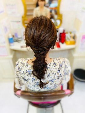 美容室 ティンカーベル 編みおろしヘア