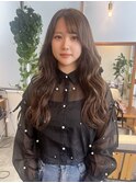 ウェーブヘアにオリーブベージュ / MANA