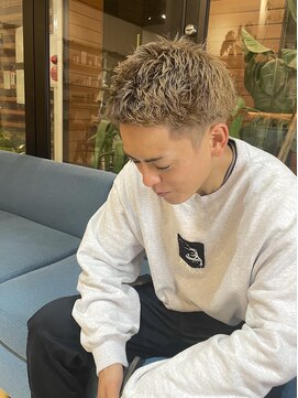 ラフ バイ マグ 南松本(R.A.F. by Mag) ツーブロック刈り上げショートアップバングミルクティーカラー