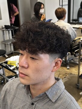 ザデイ カットアンドカルチャーショップ(THE DAY CUT&CULTURE SHOP) スペインカール【テーパーフェード】