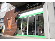 ヘアデザインアール(HAIR DESIGN  R)の雰囲気（一周館ビル１F。この看板が目印）