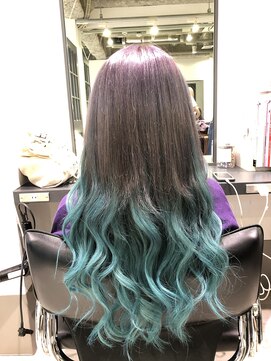 ルイス(L'wis) ブルーラベンダーグレーとエメラルドブルーのグラデーション