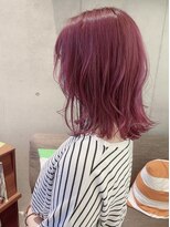 エム インターナショナル 春日部本店(EMU international) ミディアムヘアのブリーチした髪にピンクカラー