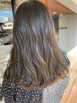 キュオンシア(CUEON. ciea) 重め胸上セミロング×オリーブグレージュ