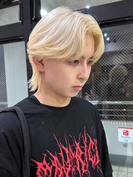 セプト 天神大名(SEPT.) ホワイト　カルマパーマ　センターパートウルフ　ブリーチカラー