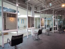 サンエンヘアー(lll_en hair)の雰囲気（中庭を見渡せる開放的で落ち着いた空間！ゆったりと過ごせます！）