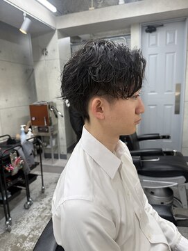 クロム トウキョウ ザ バーバーアルト 神保町店(CHROM TOKYO the Barber ALT) センターパート×サーフカール