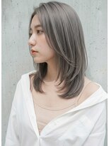 ティファ 栄(Tiffa)&nbsp;グレージュ×ダブルカラー。透明感ミディアムレイヤーカット