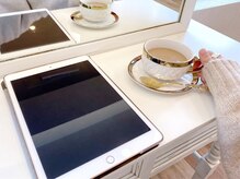 ドリンクサービスにもこだわりあり♪雑誌はiPadでご覧いただけるので衛生面も◎　フリーWi-Fiもあります♪