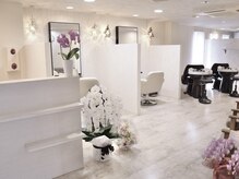 白と木目を基調とした明るく落ち着けるサロン◎