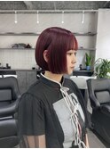 首が綺麗に見えるミニボブ×ボルドーヘア