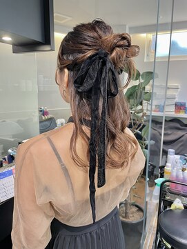 ケンジ 横浜(KENJE) ハーフアップ/ベロアリボン/ゆるふわヘア/結婚式/お呼ばれヘア