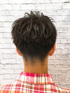 ミーティア バイ クアトロ(Meteor By QUATRO) 鋭い束感の刈り上げスタイル