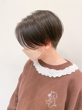 ベル(VELU) センター分け　刈り上げショート