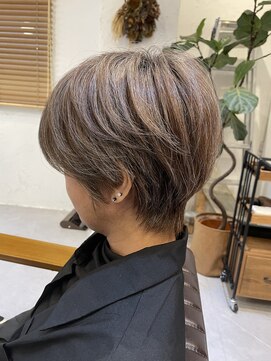 チリンバイロストシティー(Chillin by LOSTCITY) 白髪ぼかしハイライトショートボブ