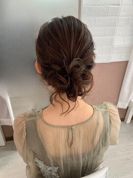 ホワイト(White) おくれ毛ルーズアップスタイル