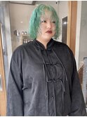 エメラルドグリーン