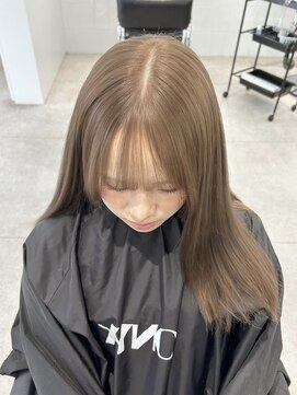 オニキス 原宿(ONYX) a204レイヤーカットブリーチカラーベージュミルクティーカラー