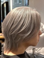 オーシャントーキョー 神戸(OCEAN TOKYO KOBE)&nbsp;ホワイトシルバーニュアンスミディアムセンターパートウルフ