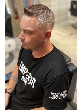 フランクスバーバー アンド ビアークラブ(FRANK'S BARBER and BEER CLUB) かき上げショートレイヤーワイルドアップバングフェードカット